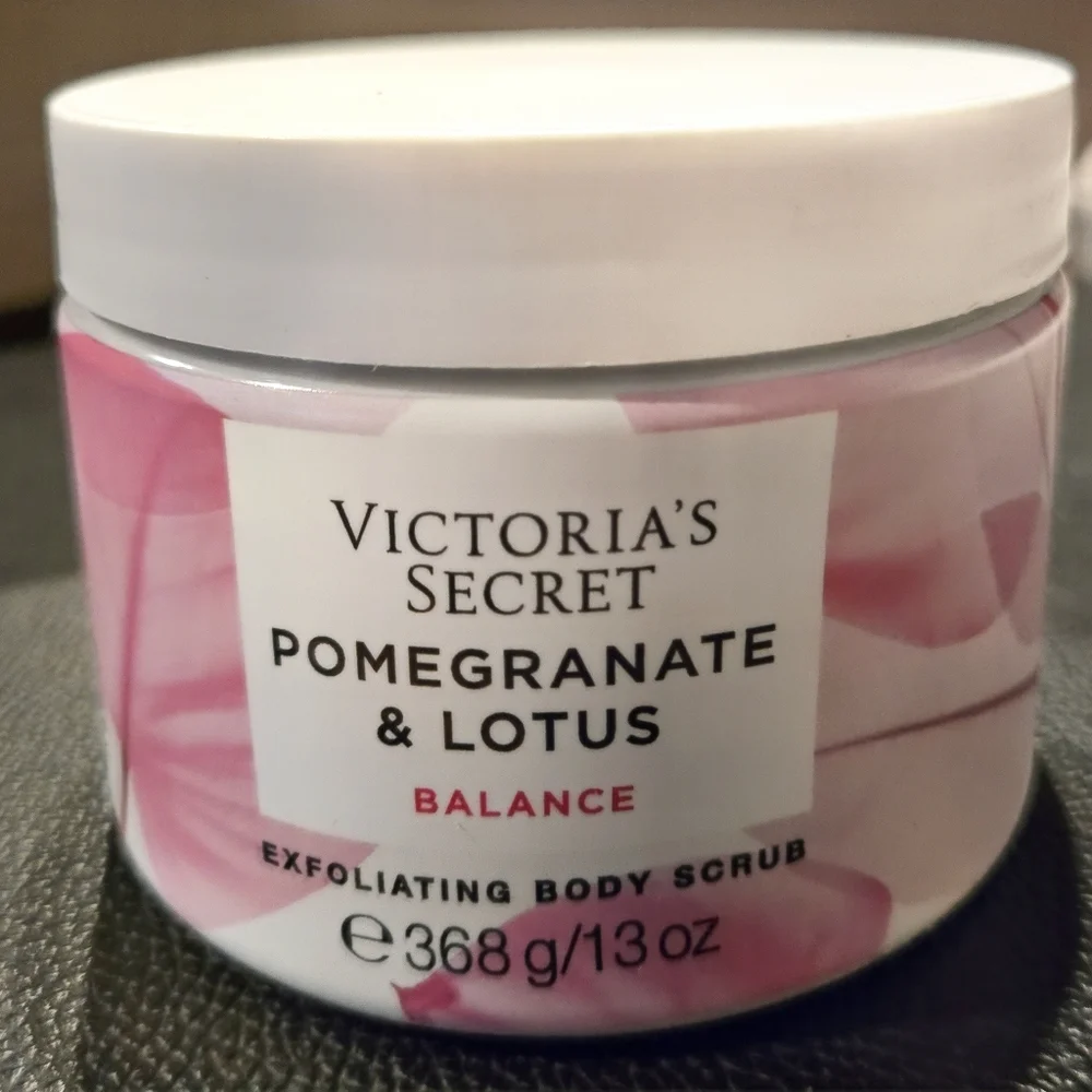 Victoria's Secret Balance Exfoliating Body Scrub - Pink and White